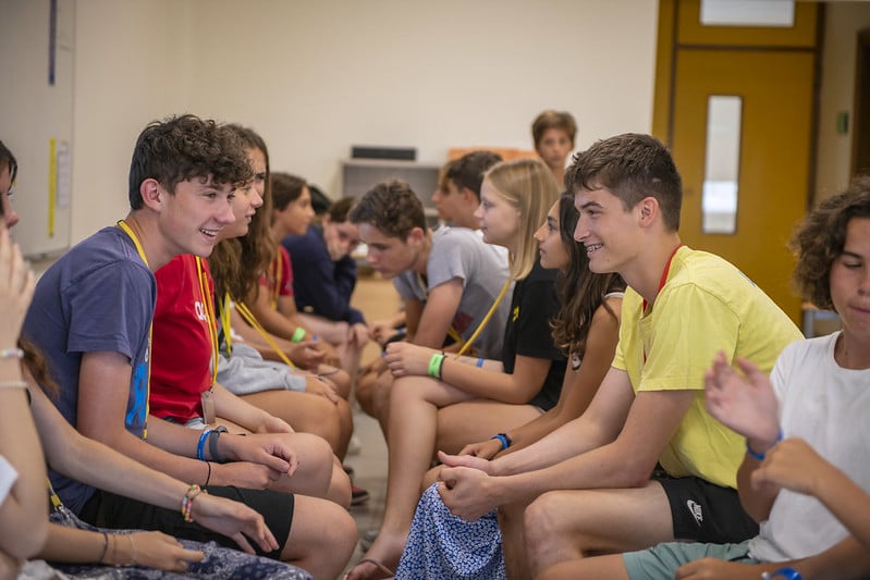 Lezione di inglese in una scuola di vacanza studio con studenti di varie nazionalit&agrave;