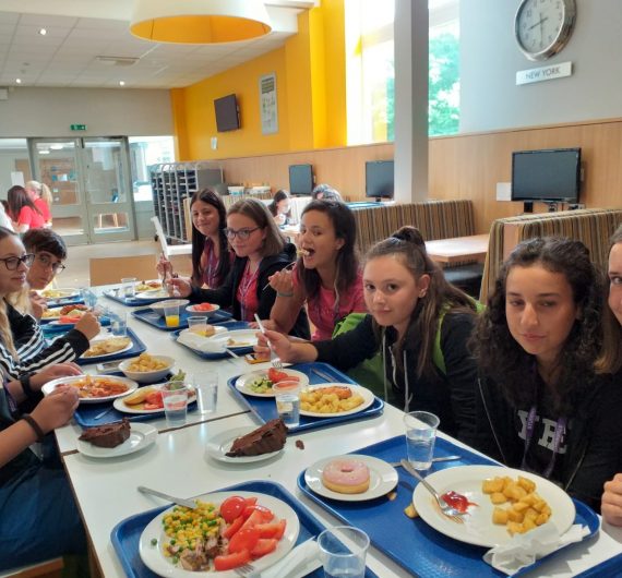 students.canteen.chiuni